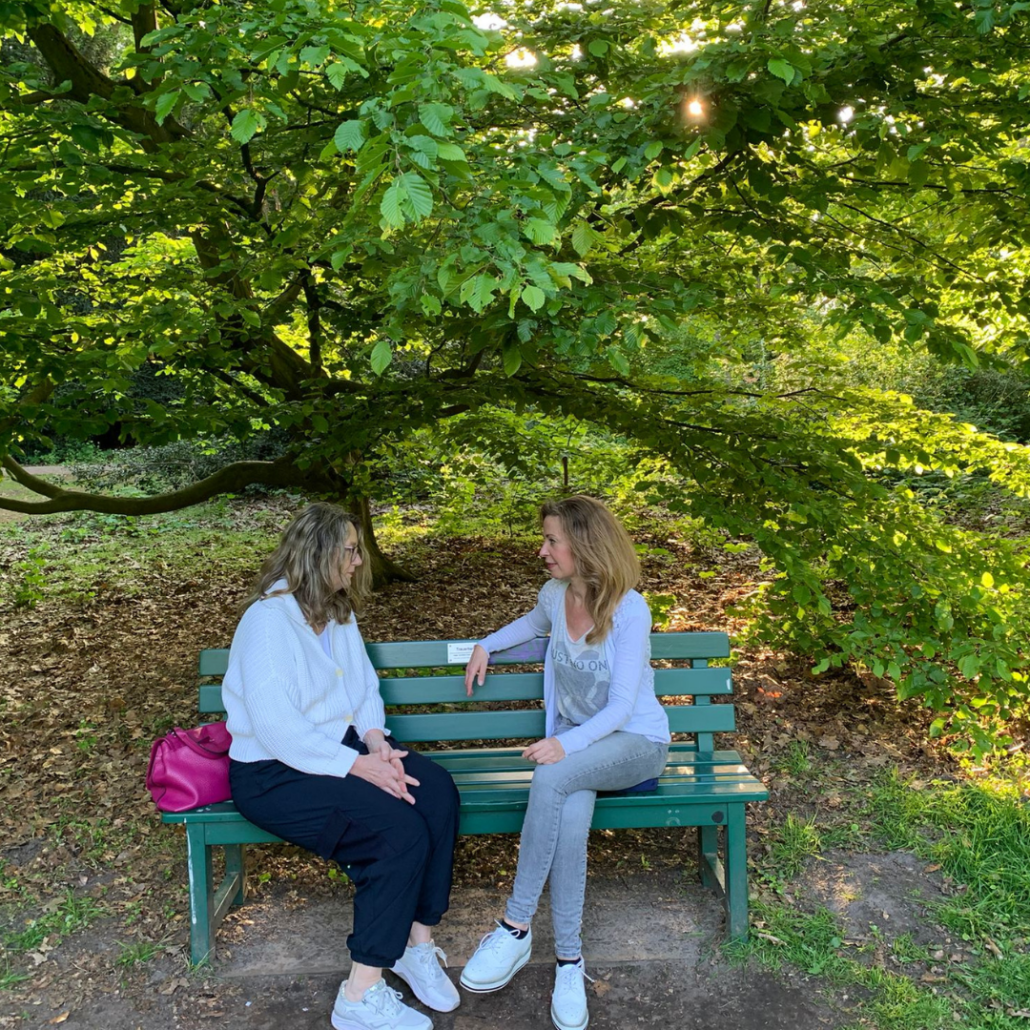 Bild 2 Mitten im Stadtpark Trauerbegleiterin Rosemarie (links) vom Hospiz- und Palliativ-Verein Gütersloh im Gespräch mit einer Kollegin Trauerbank im Stadtpark