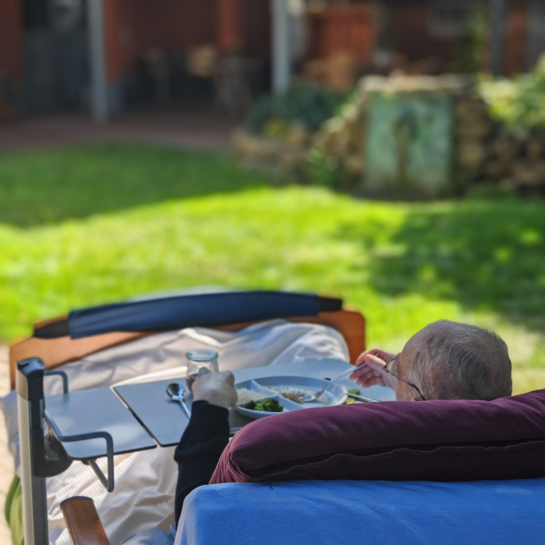 Unter freiem Himmel: Warum der Garten im Hospiz so viel mehr ist als Grün